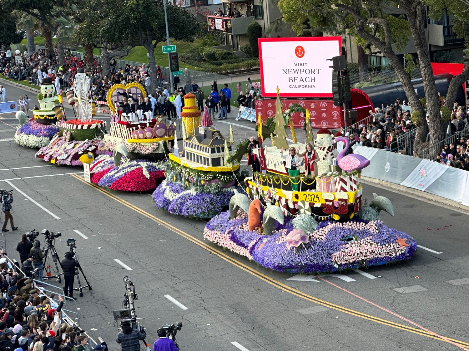 PHOTO: Bill Glazier | The South Pasadenan | The Extraordinaire Award went to Newport Beach for its “Jungle on the Waves” float, 165-feet in length, making it the longest-ever entry in the parade.