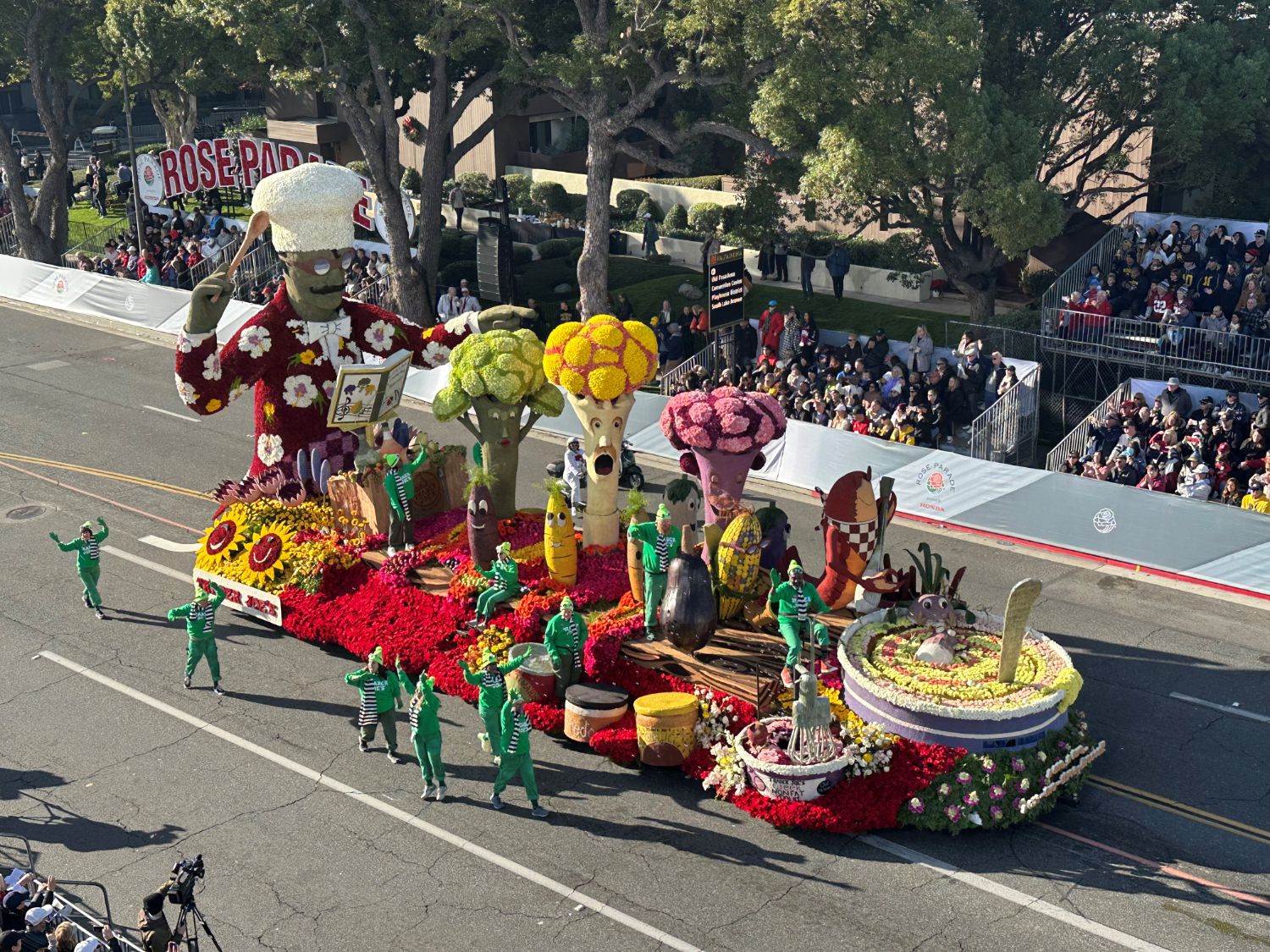 PHOTO: Bill Glazier | The South Pasadenan | Trader Joe’s, a traditional favorite in the parade, won the most outstanding use of animation award for its entry – “A one, a two…a one-two-three broccoli!"