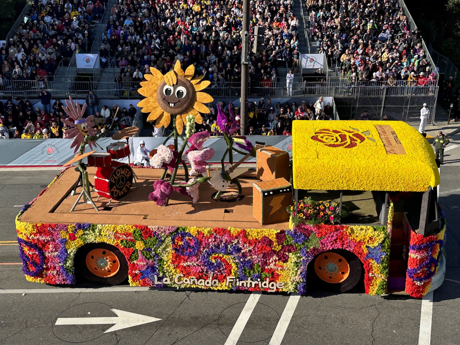 PHOTO: Bill Glazier | The South Pasadenan | “Flower Power” was the name of the La Cañada Flintridge float, a self-built that was presented with the Golden State Award, recognized for outstanding depiction of life in California.