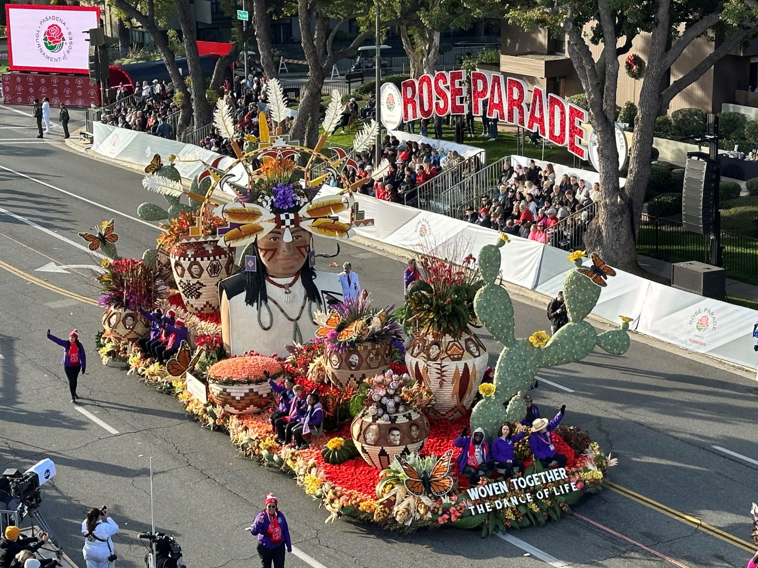 PHOTO: Bill Glazier | The South Pasadenan | The Judges Award went to Onelegacy Donate Life for outstanding float design and dramatic impact. It was named “Woven Together – the Dance of Life".