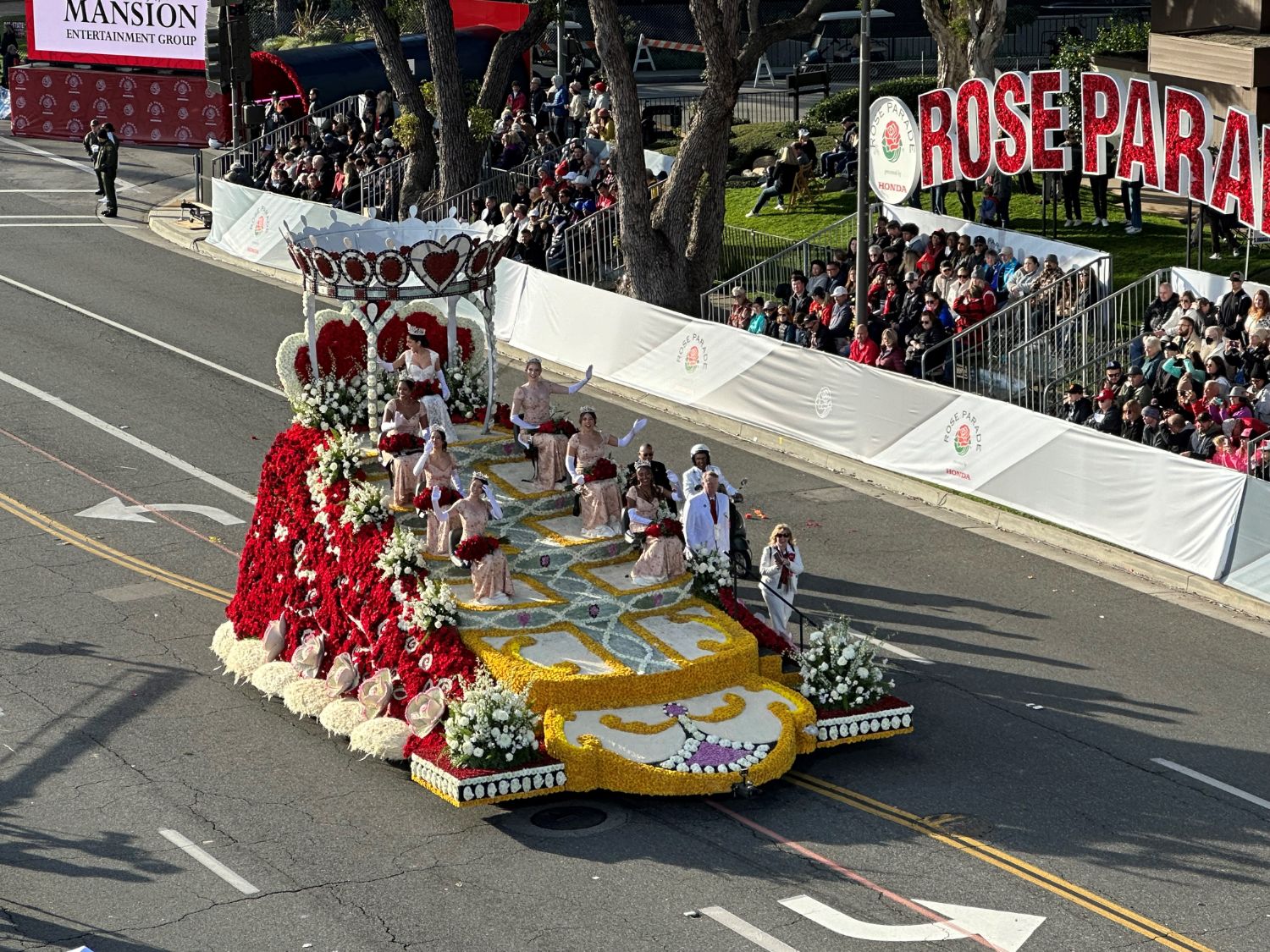 PHOTO: Bill Glazier | The South Pasadenan | The Rose Court, which included South Pasadena’s Phoebe Ho, rolls down the parade route.