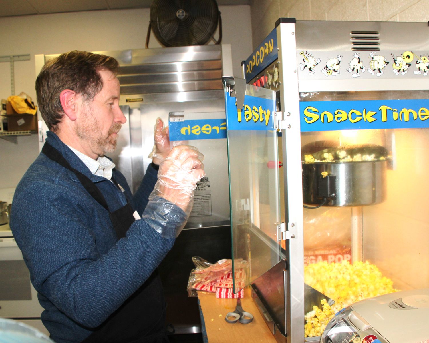 PHOTO: Henk Friezer | The South Pasadenan | Mayor Jon Primuth serving up hot popcorn at the SPHS football game Friday evening.