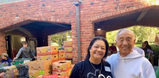 PHOTO: Alisa Hayashida | The South Pasadenan | Director of Life, Peace and Justice, Marlene Moore, with former Mayor Bob Joe at the Thanksgiving Giving Bank at Holy Family Church.