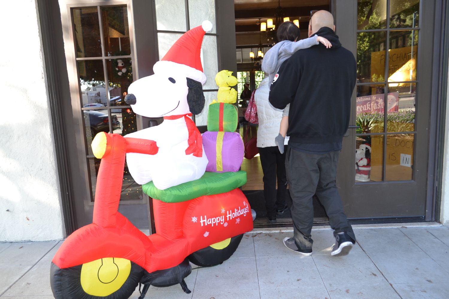 PHOTO: Alisa Hayashida | The South Pasadenan | Santa Claus visits South Pasadena for the city's annual Breakfast with Santa on December 9, 2023.