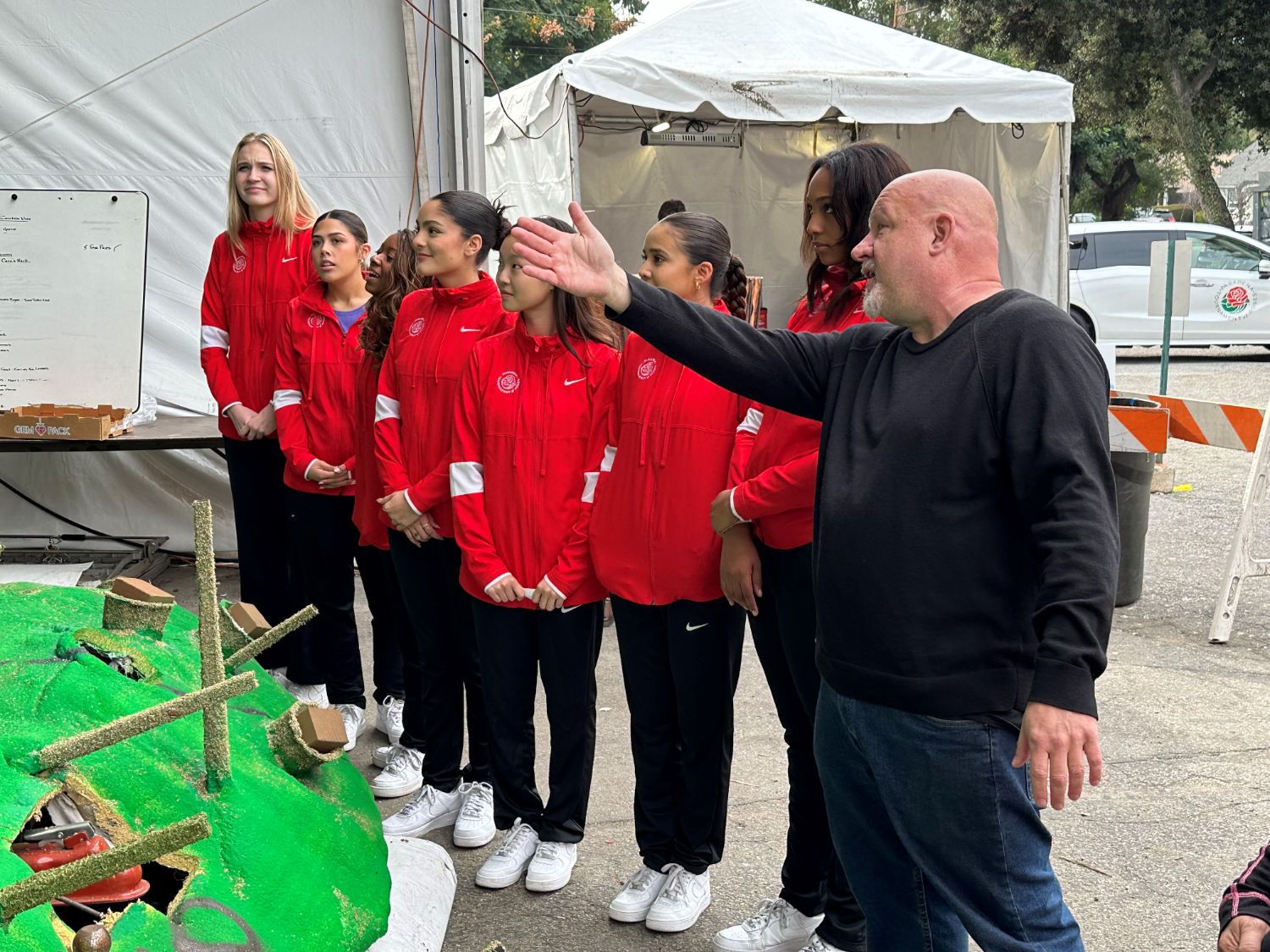 PHOTO: Bill Glazier | The South Pasadenan | South Pasadena Tournament of Roses Chair Ed Donnelly points out some of the float’s features to the Rose Court.